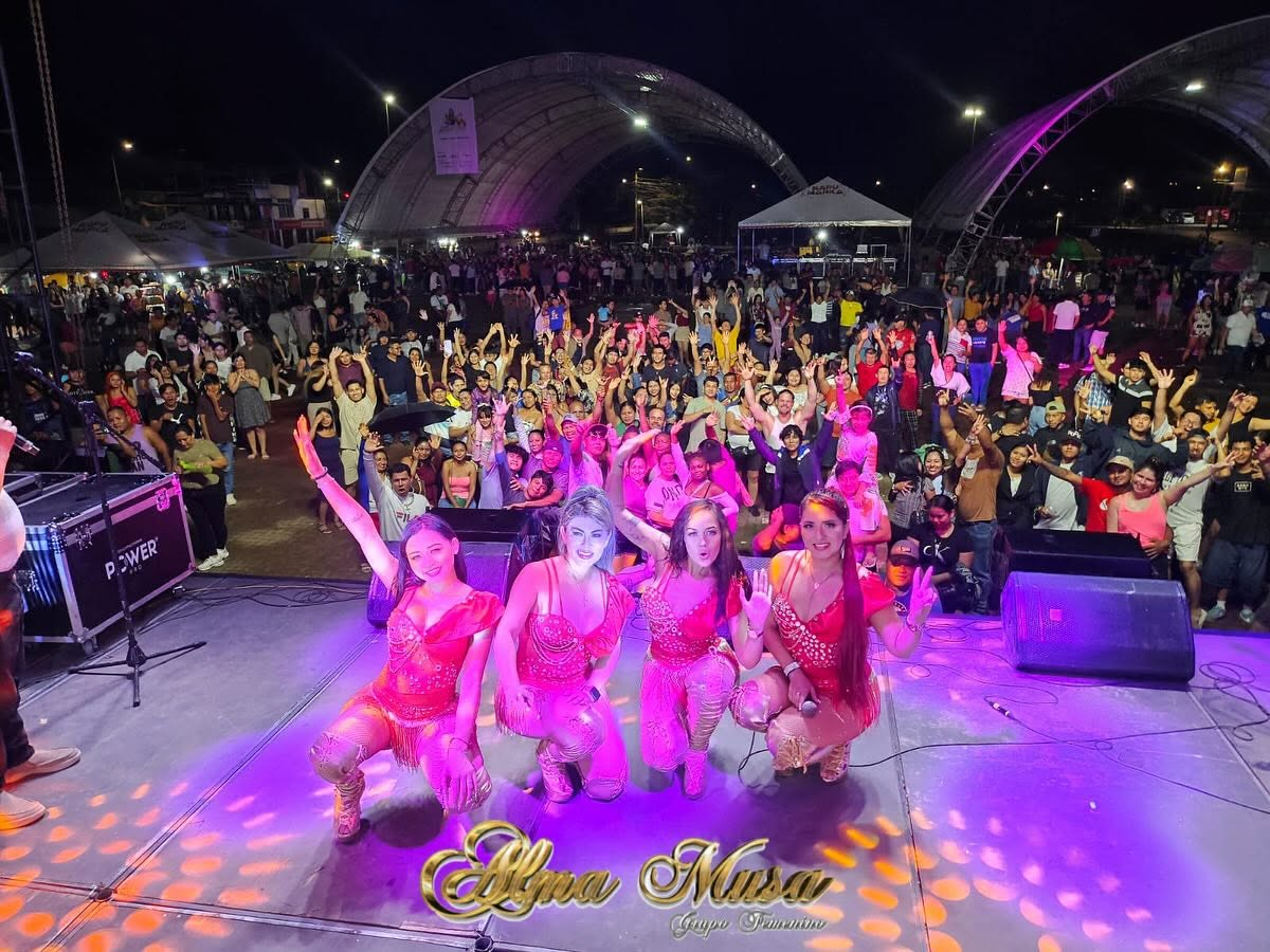 Alma Musa junto al público después de una presentación