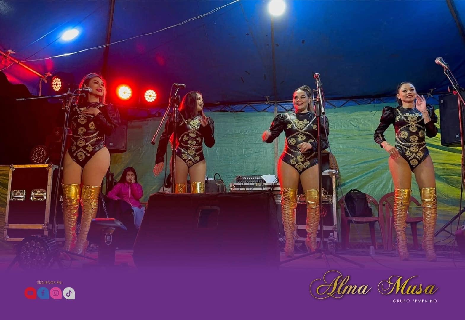 Alma Musa durante una presentación en vivo